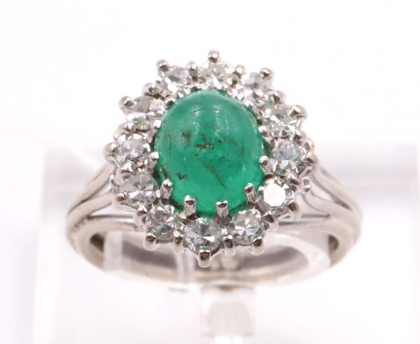 Bague or blanc centrée d'une émeraude naturelle cabochon