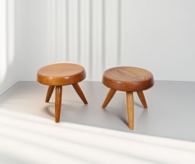 Paire de tabourets dans le goût de Charlotte Perriand (1903-1999)