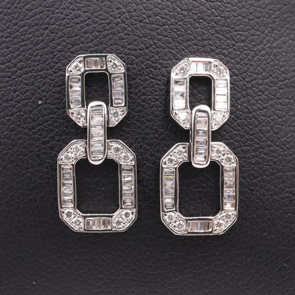 Très belle paire de pendants d'oreilles en or blanc 18K