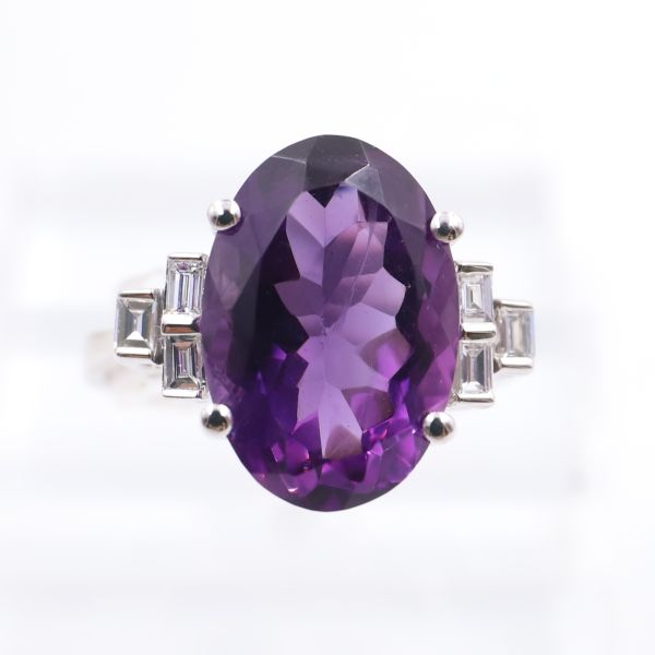 Belle bague de style Art Déco en or blanc 18K