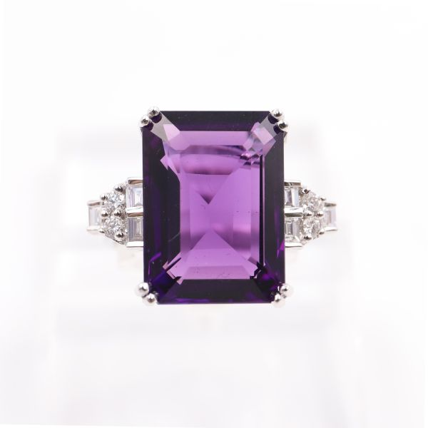 Belle bague de style Art Déco en or blanc 18K