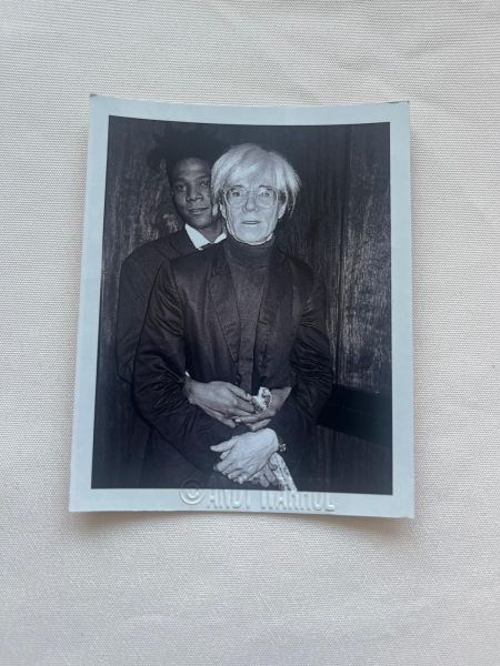 Photographie noir et blanc de type polaroïd representant l'artiste et ses proches.