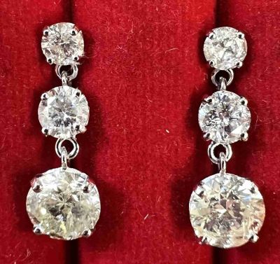 Paire de beaux pendants d'oreilles en diamants