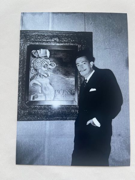 Portrait d'artiste devant un tableau