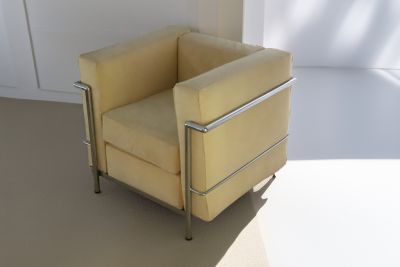 Fauteuil vintage dans le goût du modèle LC2 de Le Corbusier (1887-1965)