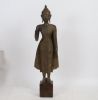 Important Buddha sur pieds Thaïlandais