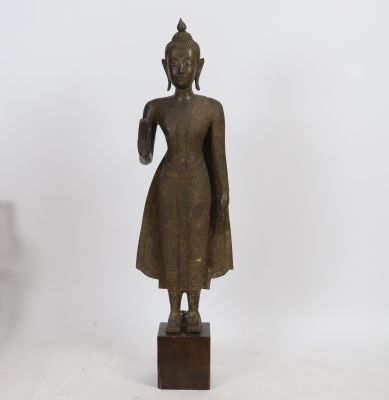 Important Buddha sur pieds Thaïlandais