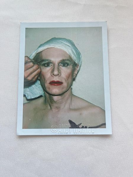 Photographie couleur de type polaroïd representant unauto-portrait de l'artiste.