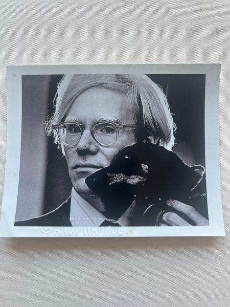 Photographie noir et blanc de type polaroïd representant l'artiste et ses proches.