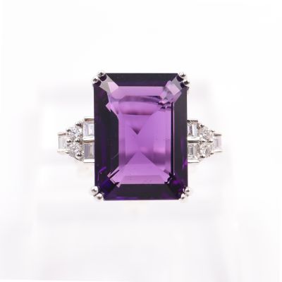 Belle bague de style Art Déco en or blanc 18K