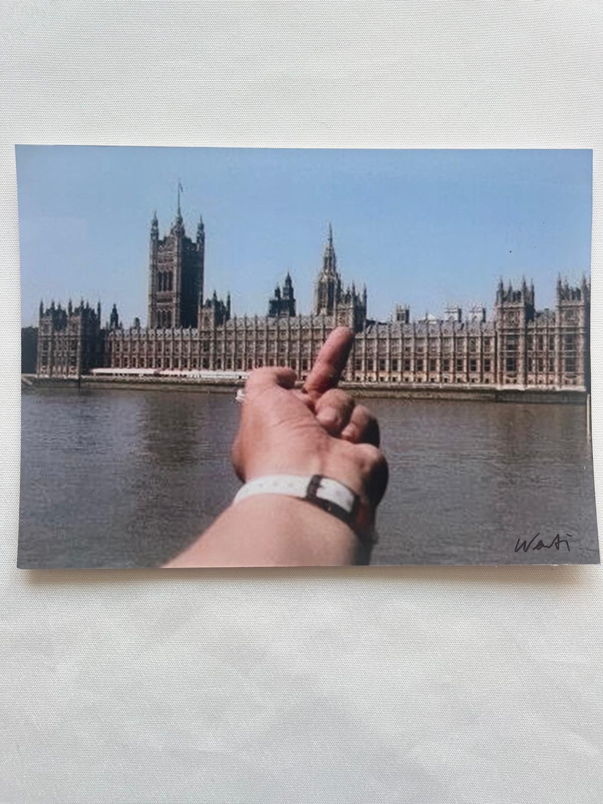 Tirage photographique argentique couleur représentant AI WEIWEI devant le parlement à Londres.