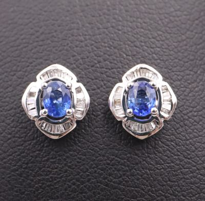 Très jolie paire de boutons d'oreilles en or blanc 18K