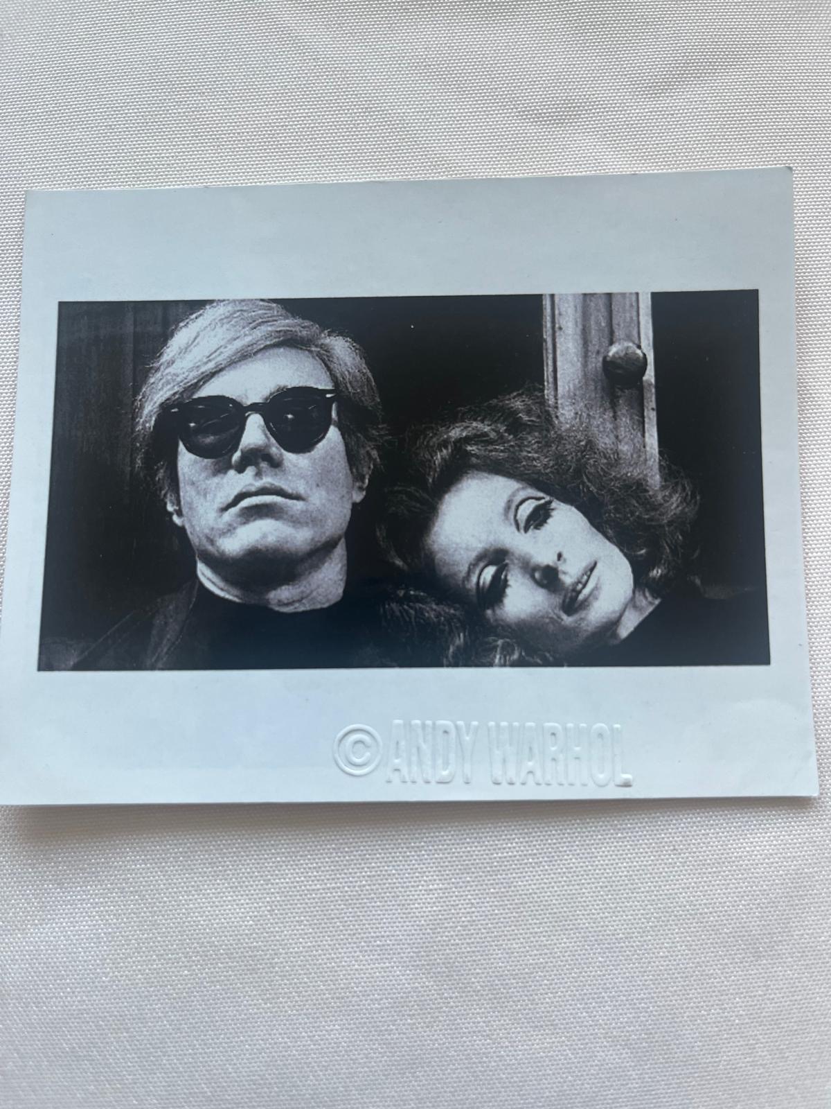 Photographie noir et blanc de type polaroïd representant l'artiste et ses proches.