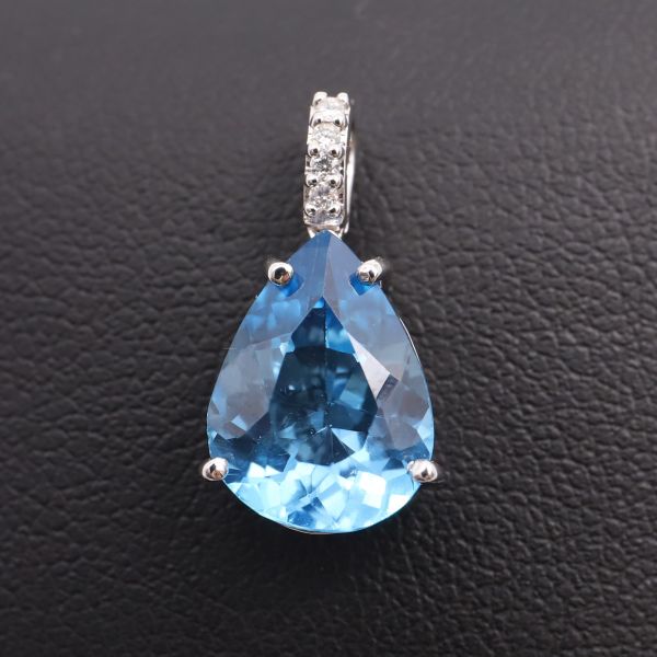 Pendentif en or blanc 18k