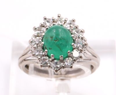 Bague or blanc centrée d'une émeraude naturelle cabochon