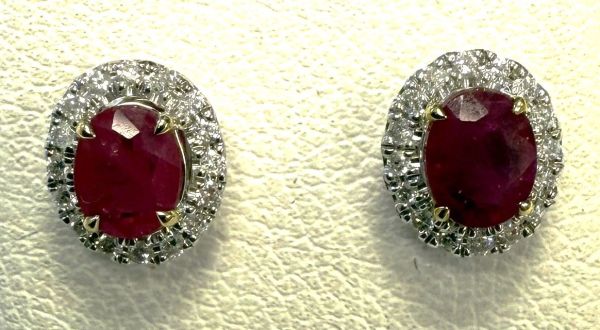 Jolie paire de boutons d'oreilles - Rubis ovale
