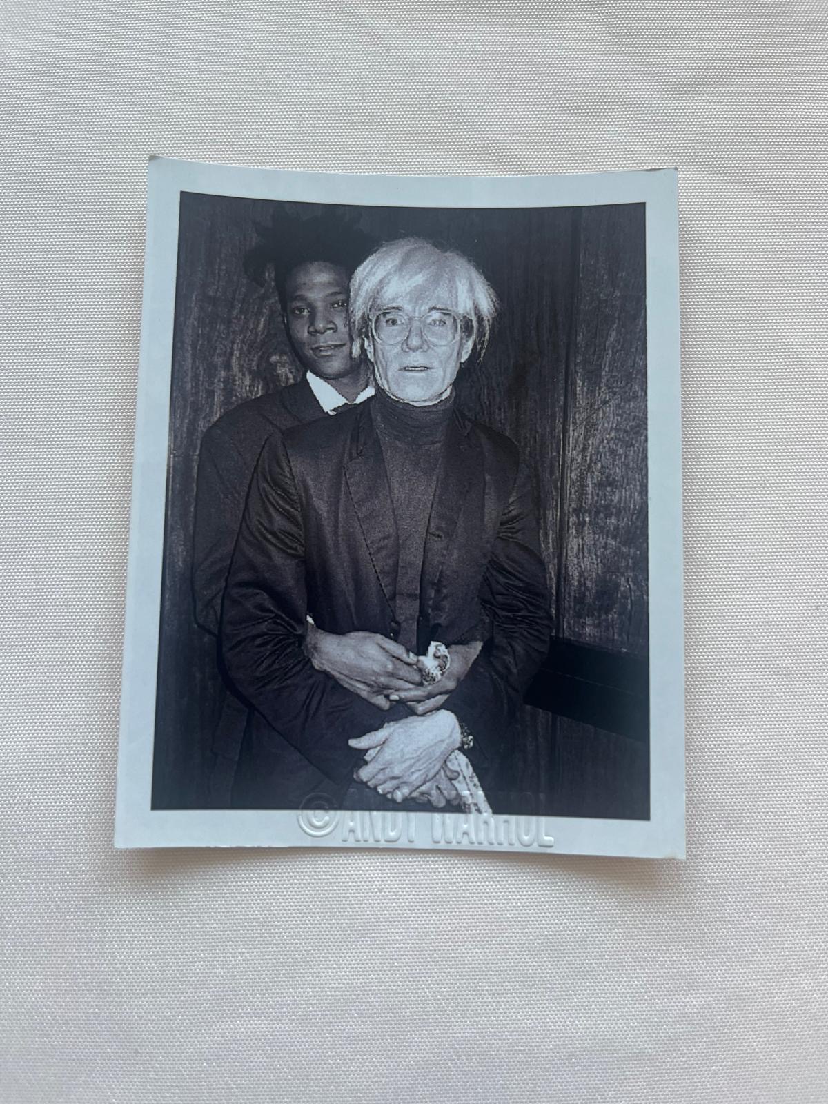 Photographie noir et blanc de type polaroïd representant l'artiste et ses proches.