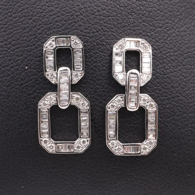 Très belle paire de pendants d'oreilles en or blanc 18K