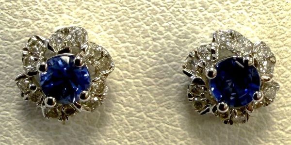 Jolie paire de boutons d'oreilles - Saphir
