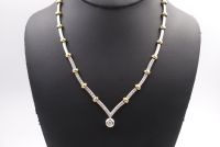 Collier or 2 tons, en son centre en clos d'un diamant rond