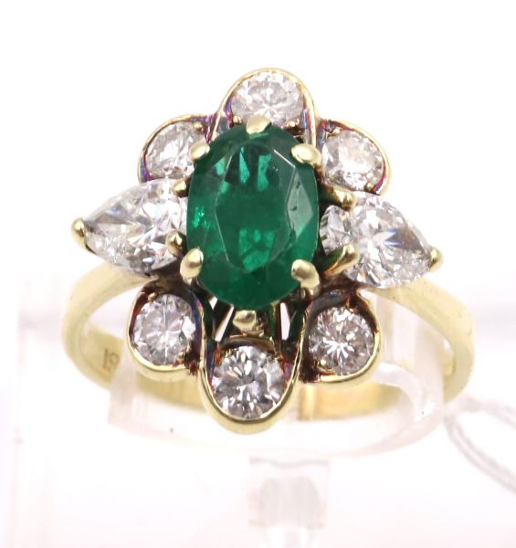 Bague or jaune centrée d'une émeraude ovale, probablement Colombie