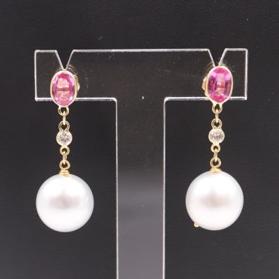 Très belle paire de pendants d'oreilles en or jaune 18K