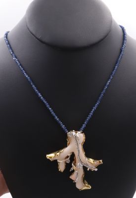 Pendentif corail, montage stylisée