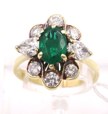 Bague or jaune centrée d'une émeraude ovale, probablement Colombie
