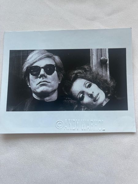 Photographie noir et blanc de type polaroïd representant l'artiste et ses proches.