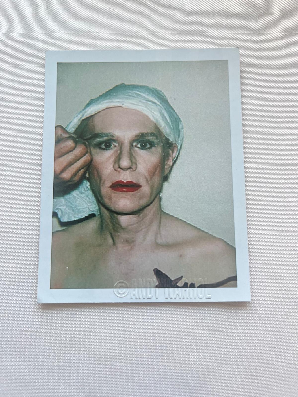 Photographie couleur de type polaroïd representant unauto-portrait de l'artiste.