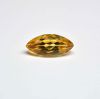 Une citrine taille navette sur papier pesant 3,74 c. On y adjoint 2 perles naturelles baroques de très beau lustre.