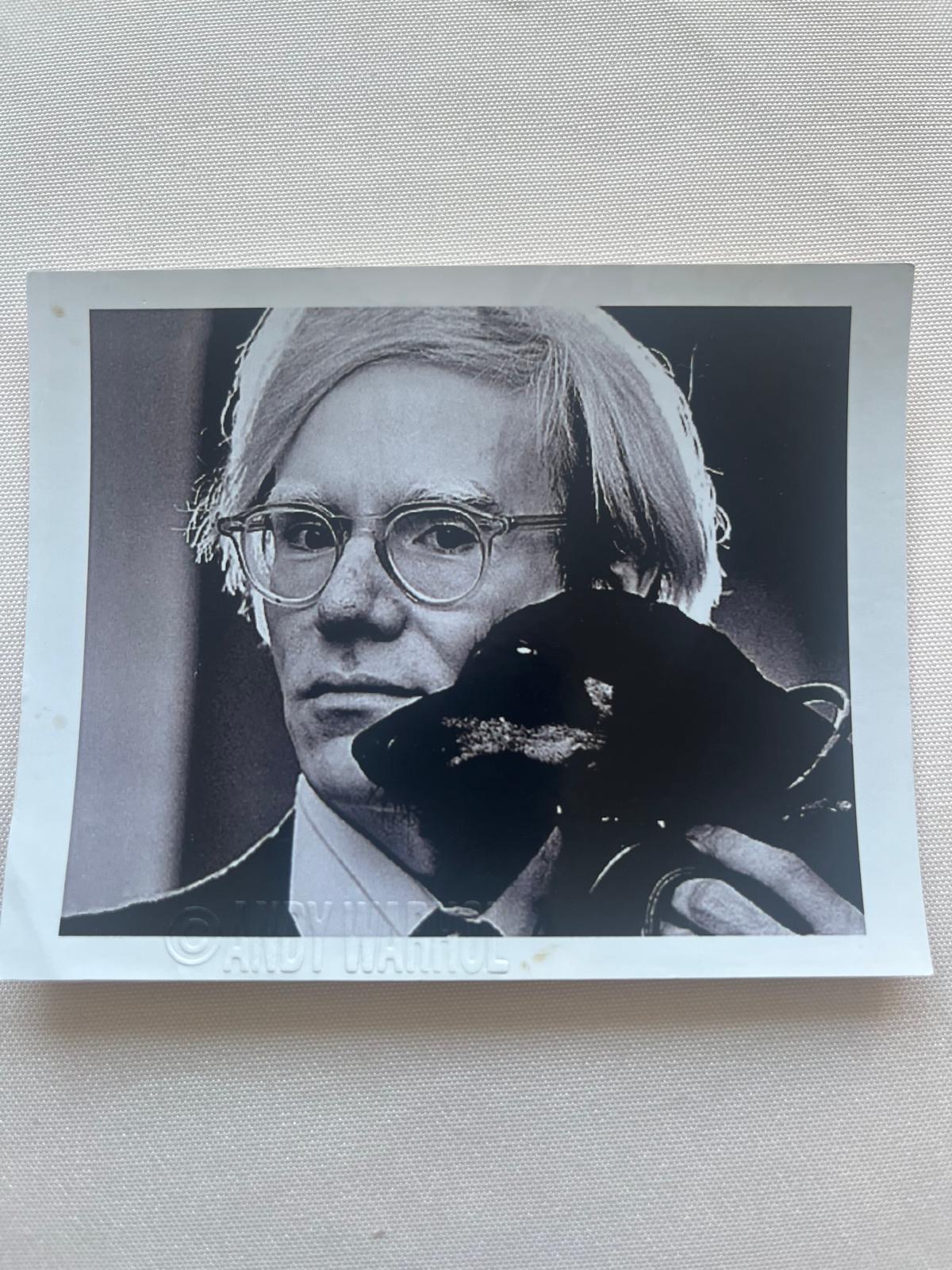 Photographie noir et blanc de type polaroïd representant l'artiste et ses proches.