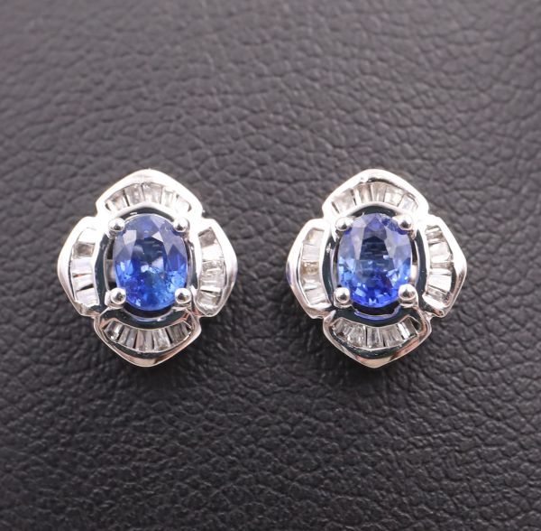 Très jolie paire de boutons d'oreilles en or blanc 18K