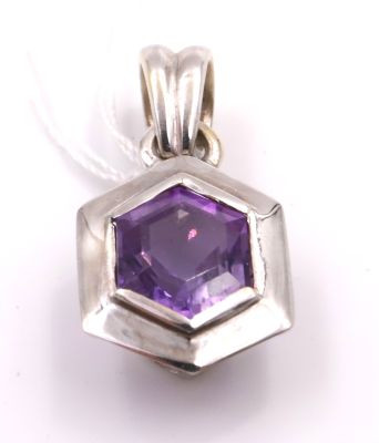 Important pendentif moderne or blanc centré en clos améthyste