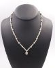 Collier or 2 tons, en son centre en clos d'un diamant rond