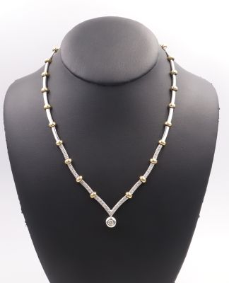 Collier or 2 tons, en son centre en clos d'un diamant rond