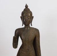 Important Buddha sur pieds Thaïlandais